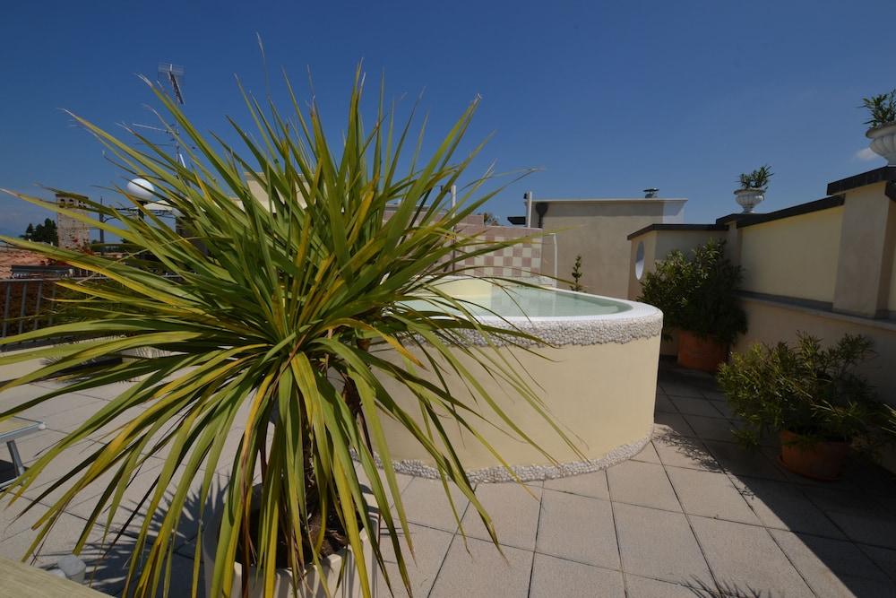 Hotel Enrichetta Desenzano del Garda Eksteriør bilde